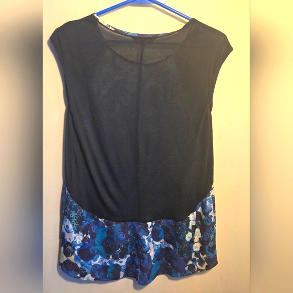 ⭐️Simply Vera Vera Wang Women's Floral Top - Blue and Black - Picture 2 of 3